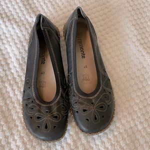 Remonte slip-on leather shoes